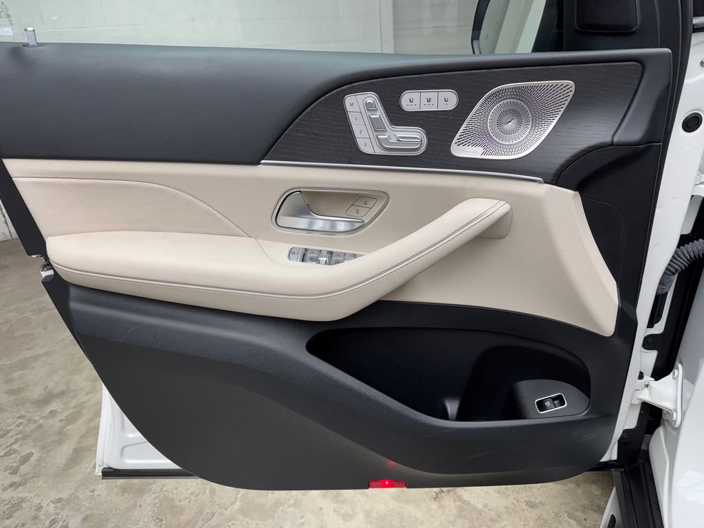 Used 2023 Mercedes-Benz GLS 580 4MATIC image 10