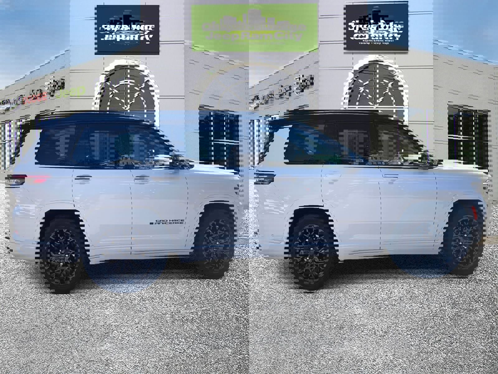 Used 2024 Jeep Grand Cherokee L Summit image 5