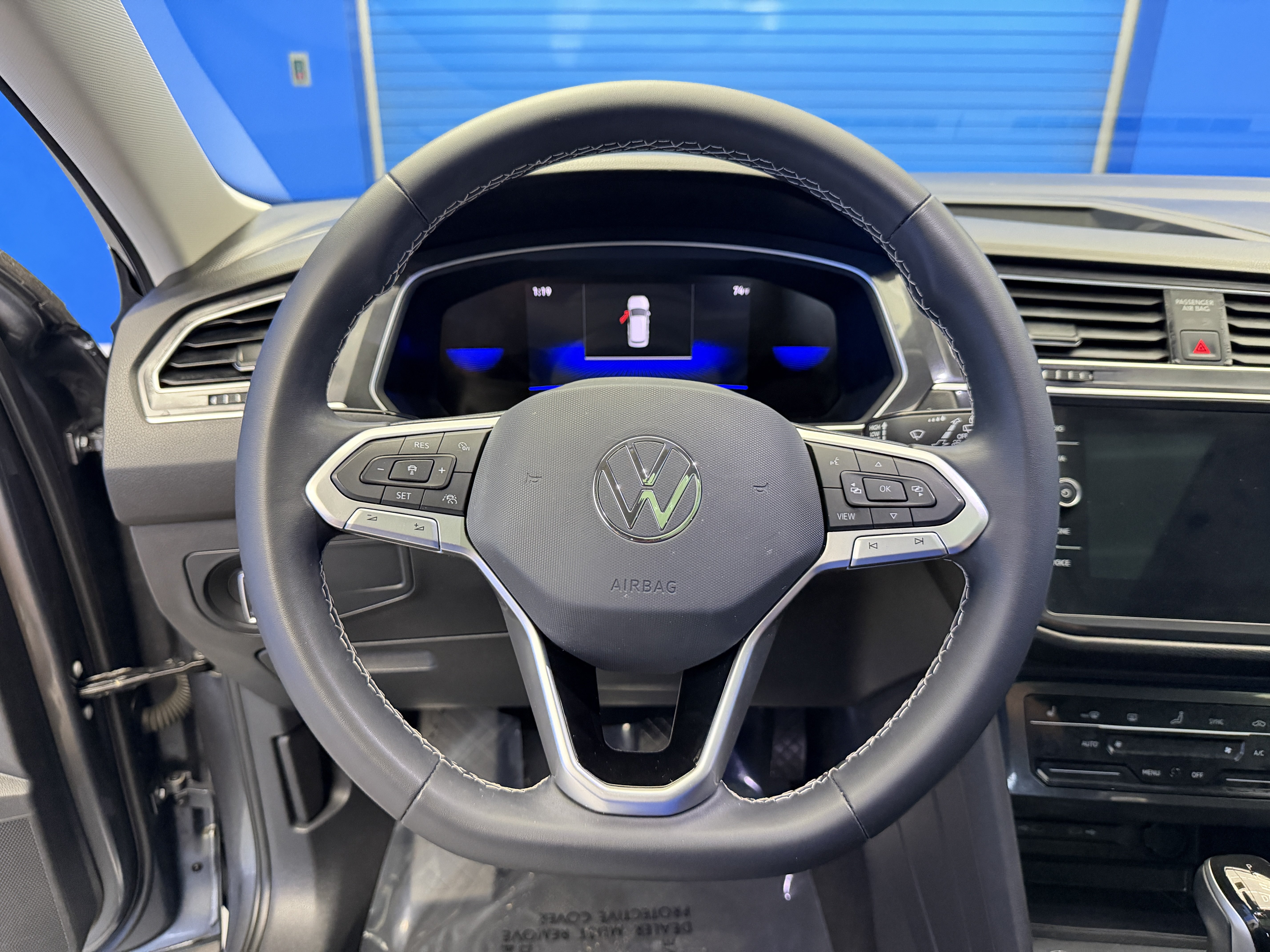 Used 2023 Volkswagen Tiguan SE w/ Panoramic Sunroof Package FWD image 14