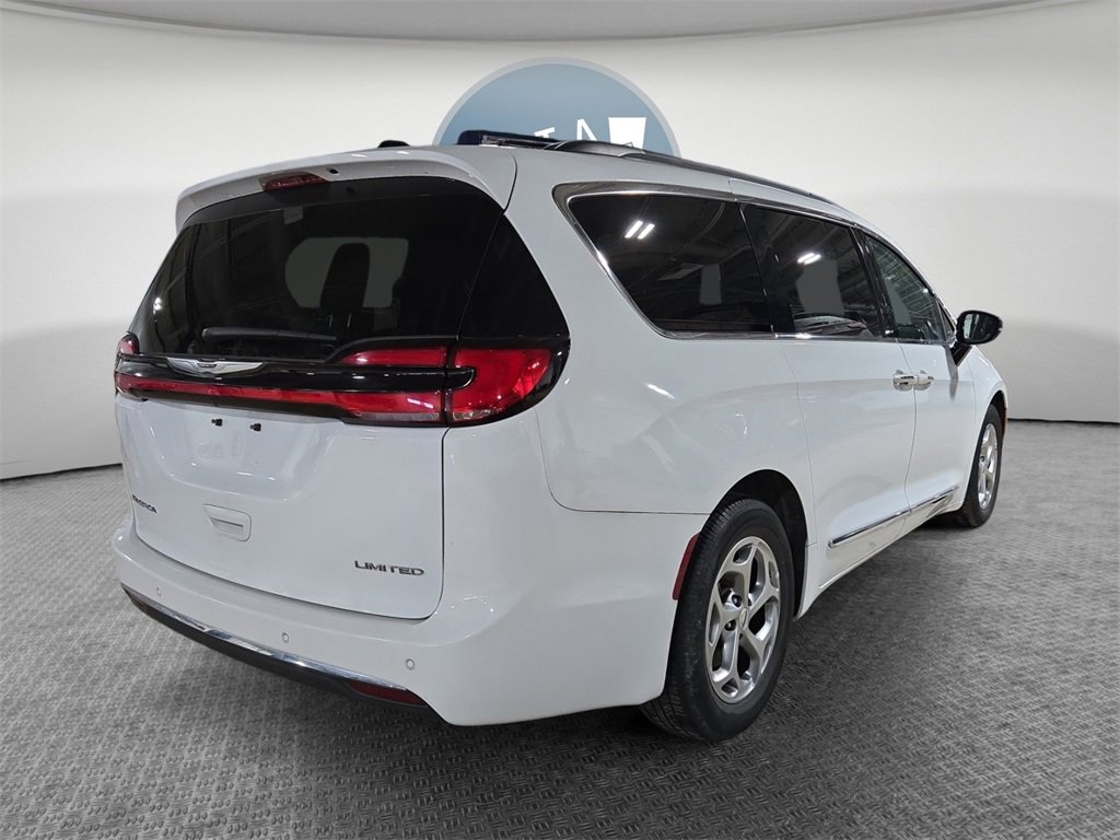 Used 2023 Chrysler Pacifica Limited image 3