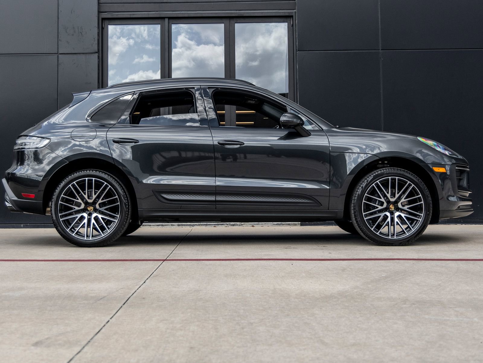 Certified 2026 Porsche Macan AWD/4WD image 12