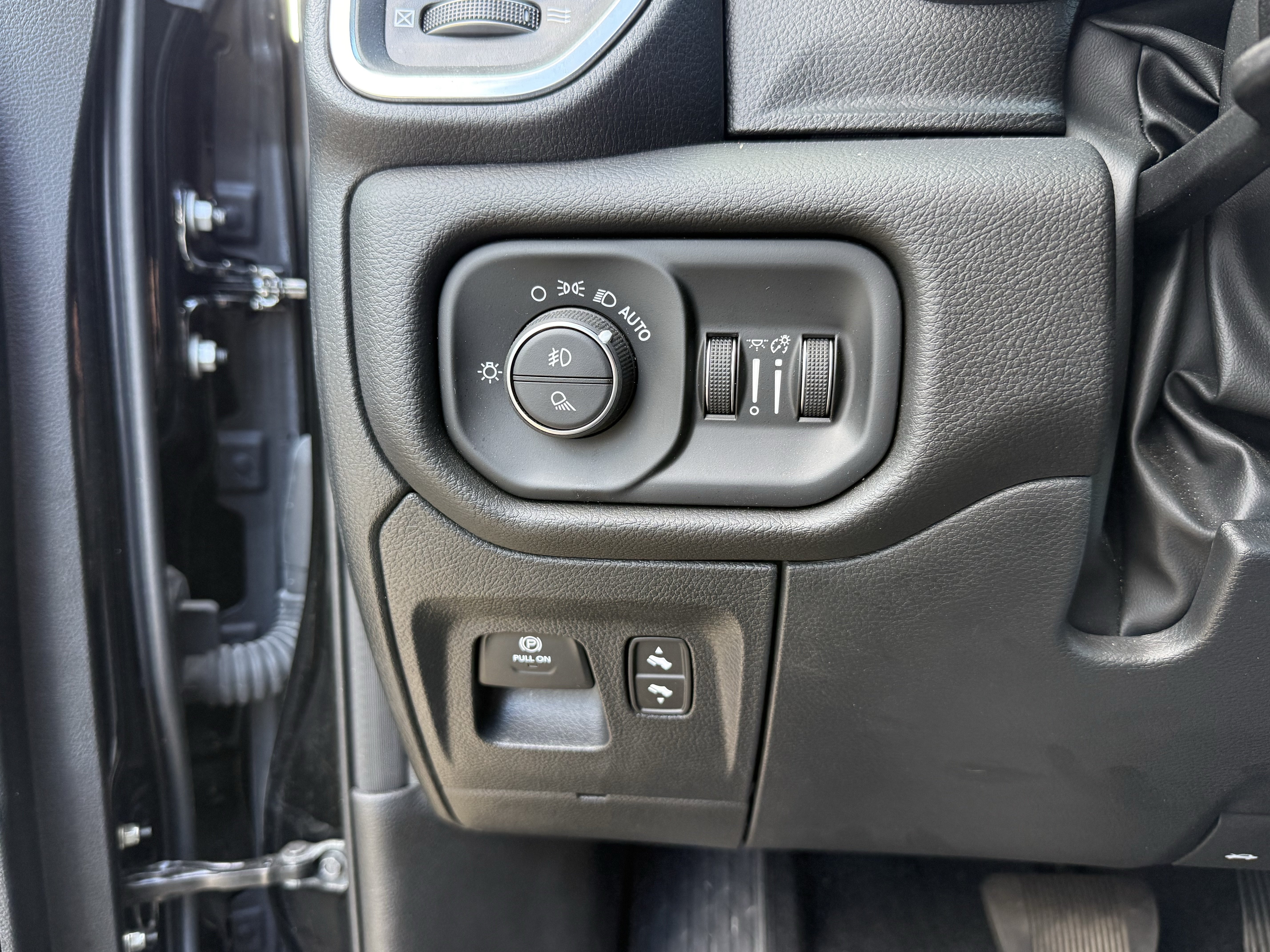 Used 2025 RAM 1500 Laramie w/ Sport Appearance Package AWD/4WD image 13