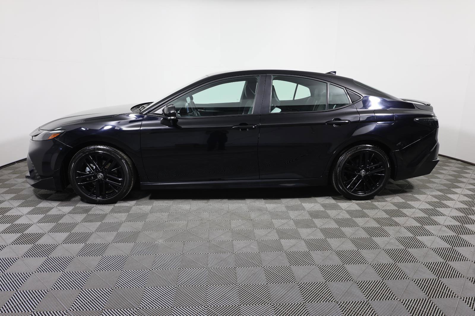 Used 2025 Toyota Camry SE FWD image 8