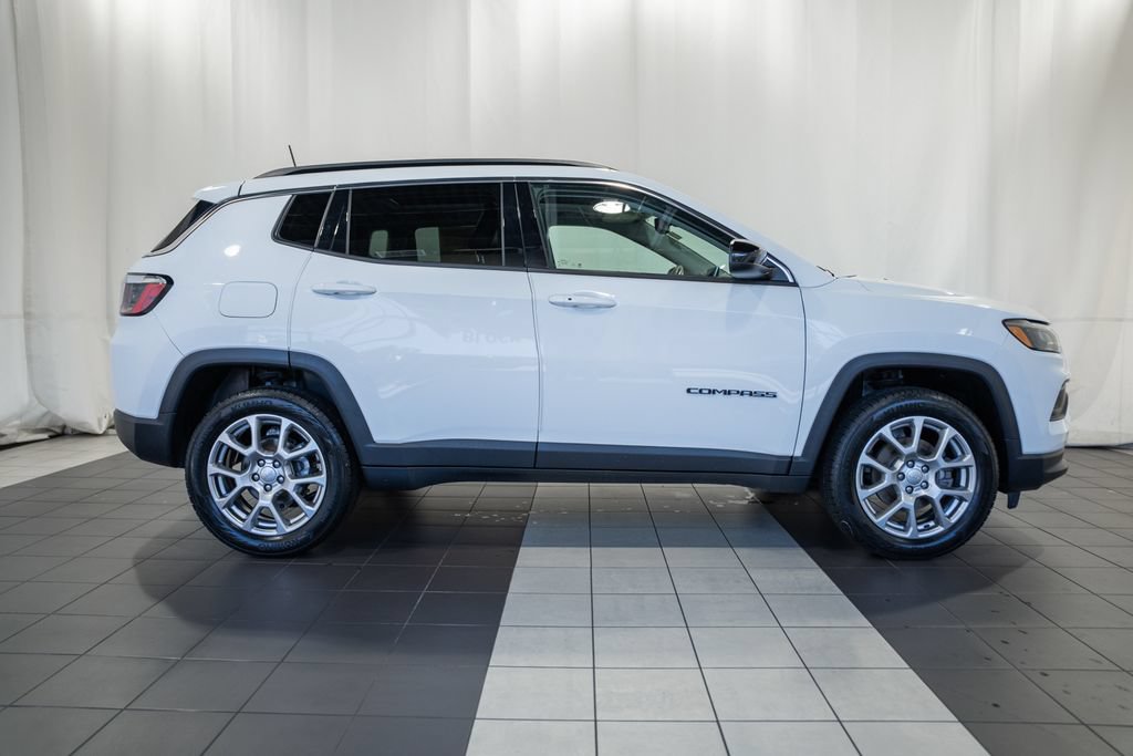 Certified 2022 Jeep Compass Latitude w/ Sun and Sound Group AWD/4WD image 3
