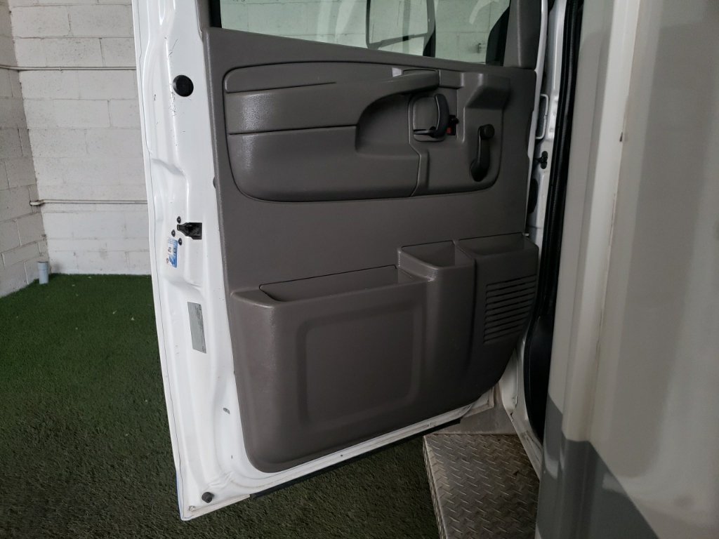 Used 2015 Chevrolet Express 4500 w/ Shuttle Bus Package RWD image 28