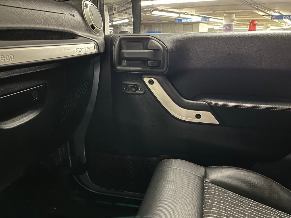 Used 2012 Jeep Wrangler Unlimited Sahara image 24
