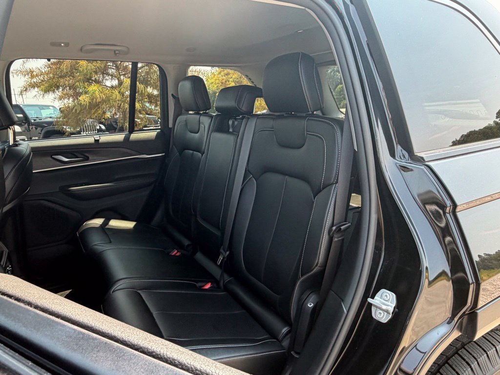 Used 2023 Jeep Grand Cherokee Limited w/ Luxury Tech Group II AWD/4WD image 38