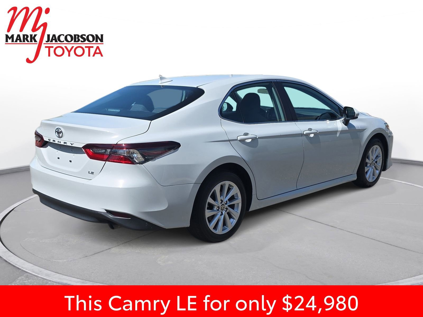 Used 2024 Toyota Camry LE FWD image 9