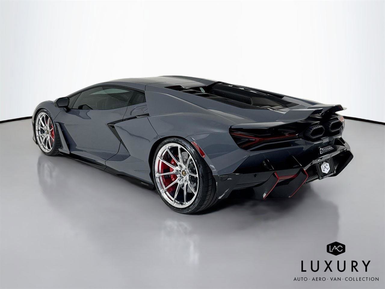 Used 2025 Lamborghini Revuelto image 8