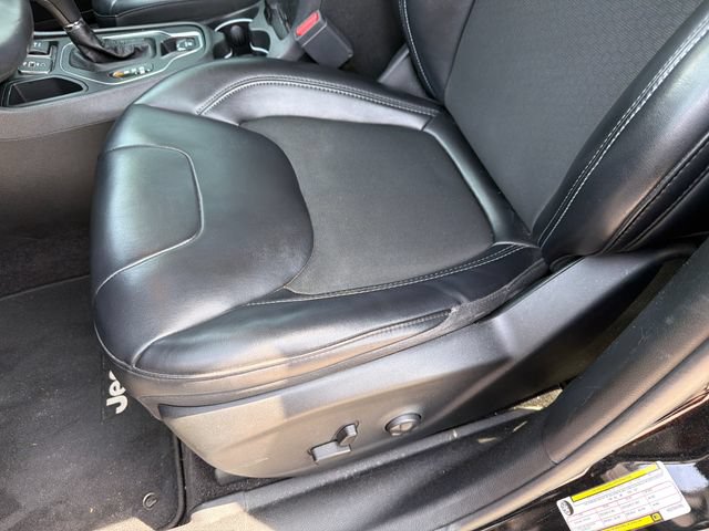 Used 2019 Jeep Cherokee Latitude Plus FWD image 20