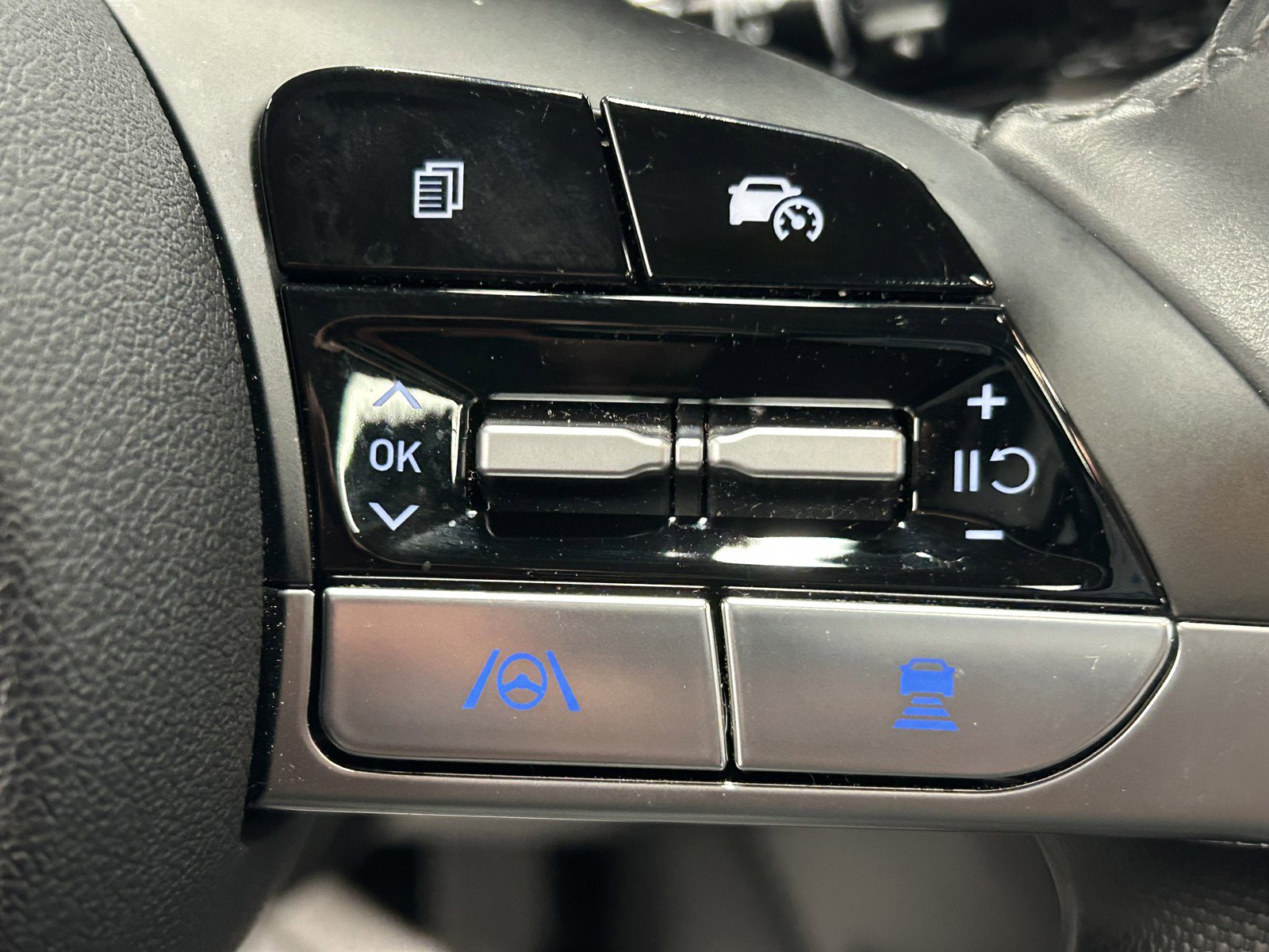 Used 2025 Hyundai Elantra Limited image 22