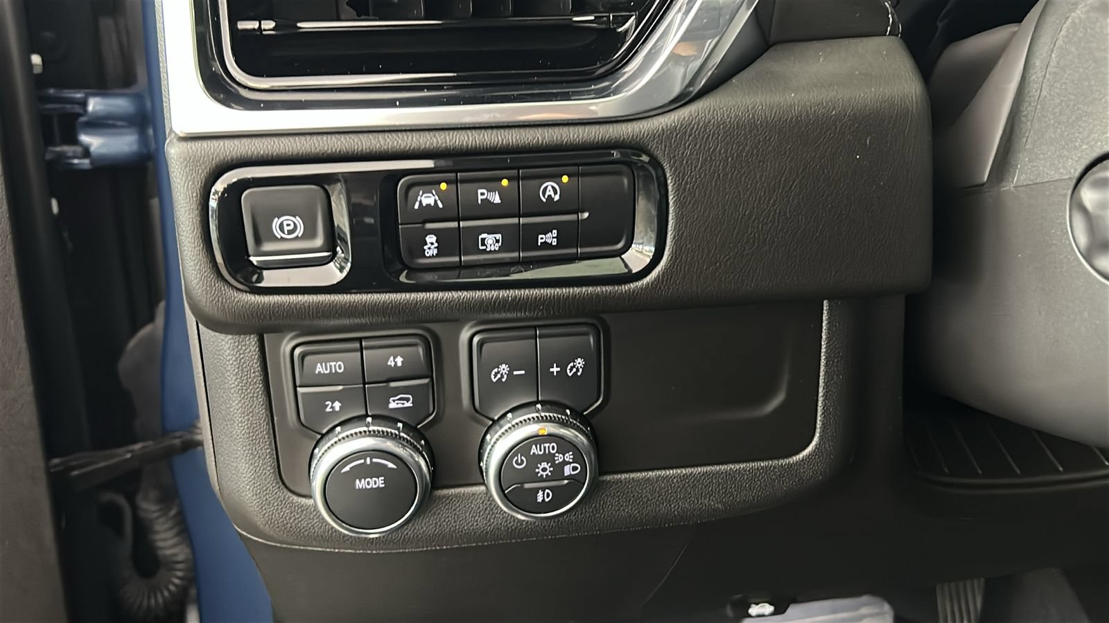 Used 2025 GMC Yukon Denali w/ Sun & Power Step Package AWD/4WD image 23