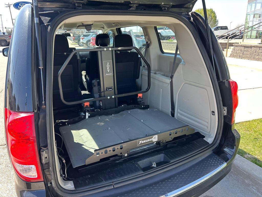 Used 2015 Dodge Grand Caravan American Value Package FWD image 16