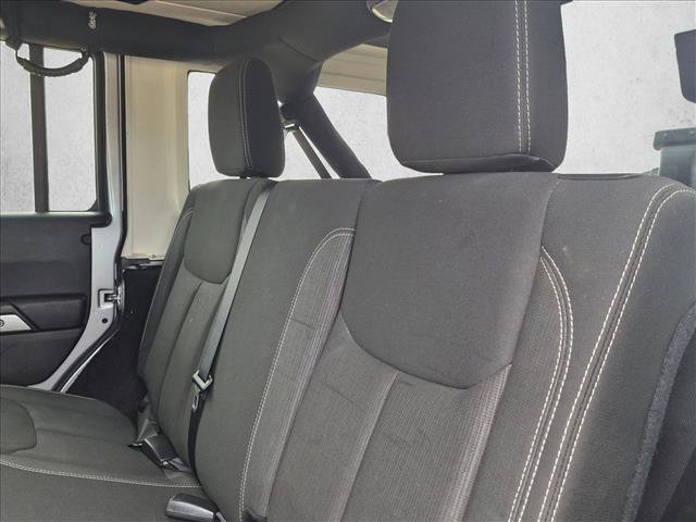 Used 2016 Jeep Wrangler Unlimited Rubicon w/ Connectivity Group AWD/4WD image 17