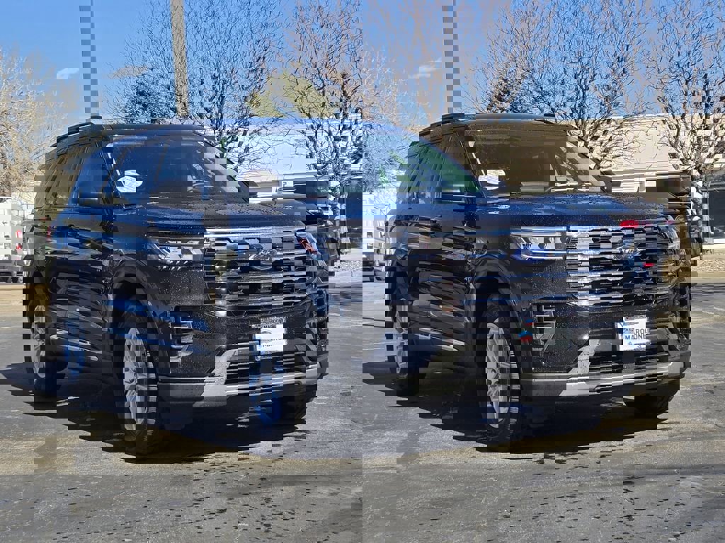 Used 2025 Ford Explorer Active AWD/4WD image 2