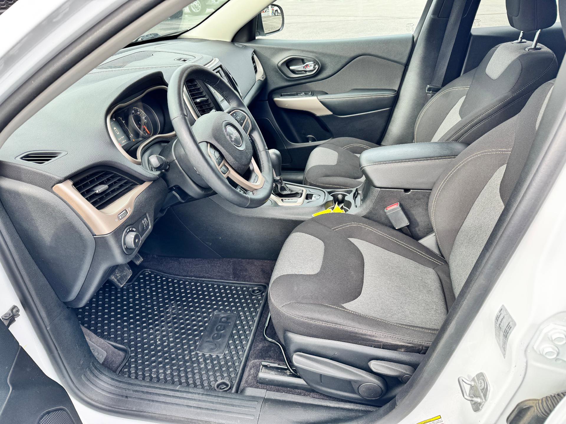 Used 2018 Jeep Cherokee Latitude w/ Cold Weather Group image 10