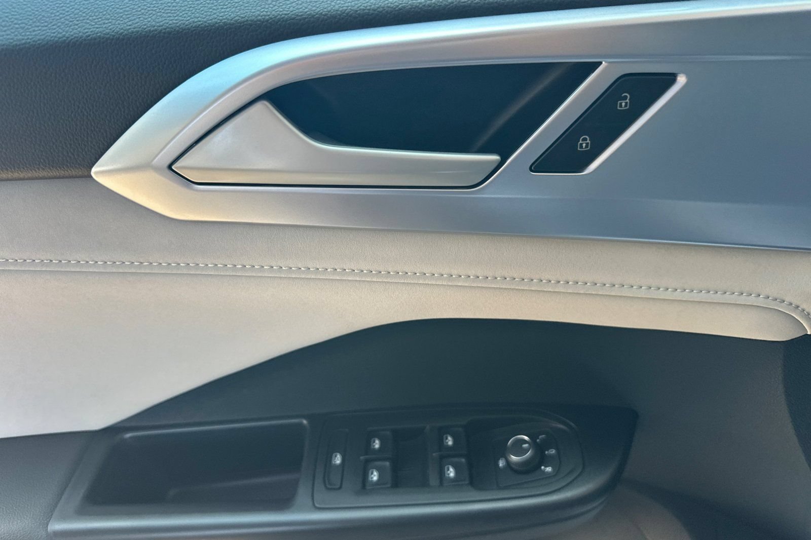 New 2026 Volkswagen Taos SE FWD image 9