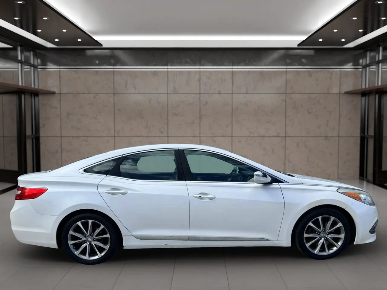 Used 2017 Hyundai Azera FWD image 2