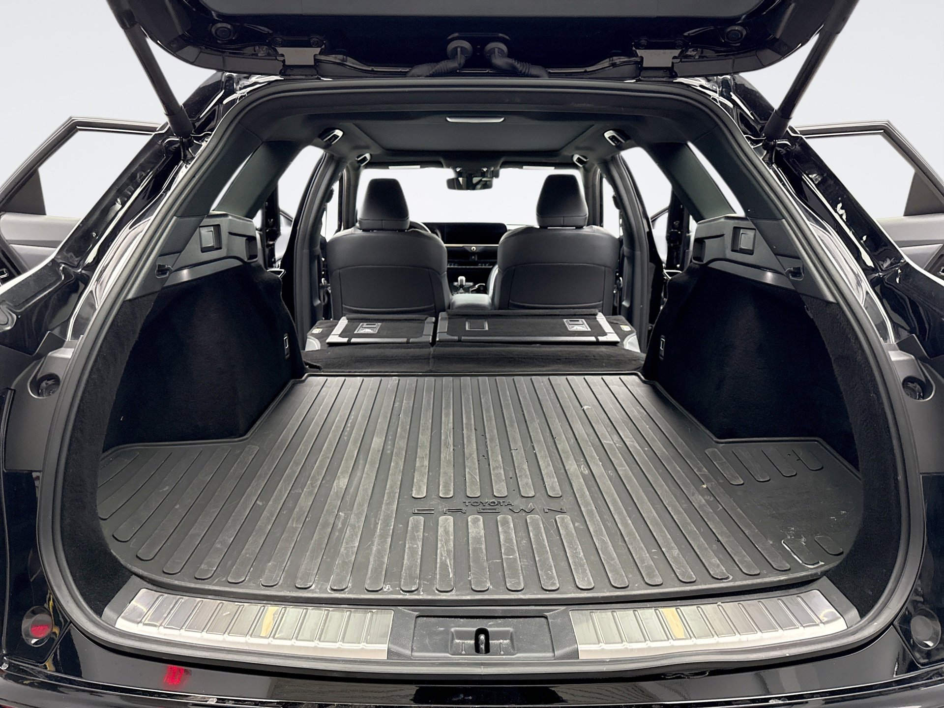 Used 2025 Toyota Crown Signia w/ Advanced Technology Package image 24