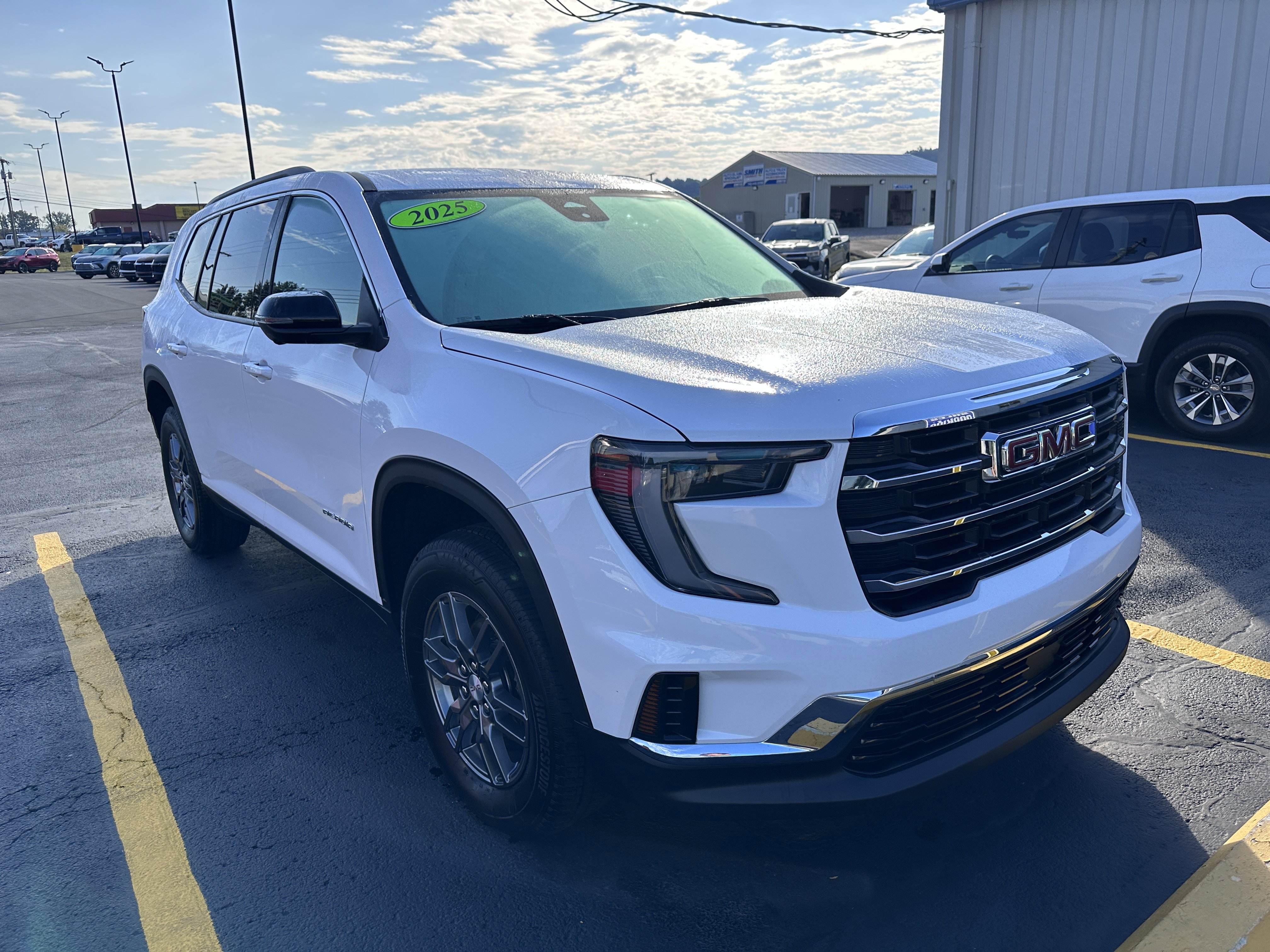 Used 2025 GMC Acadia Elevation image 2