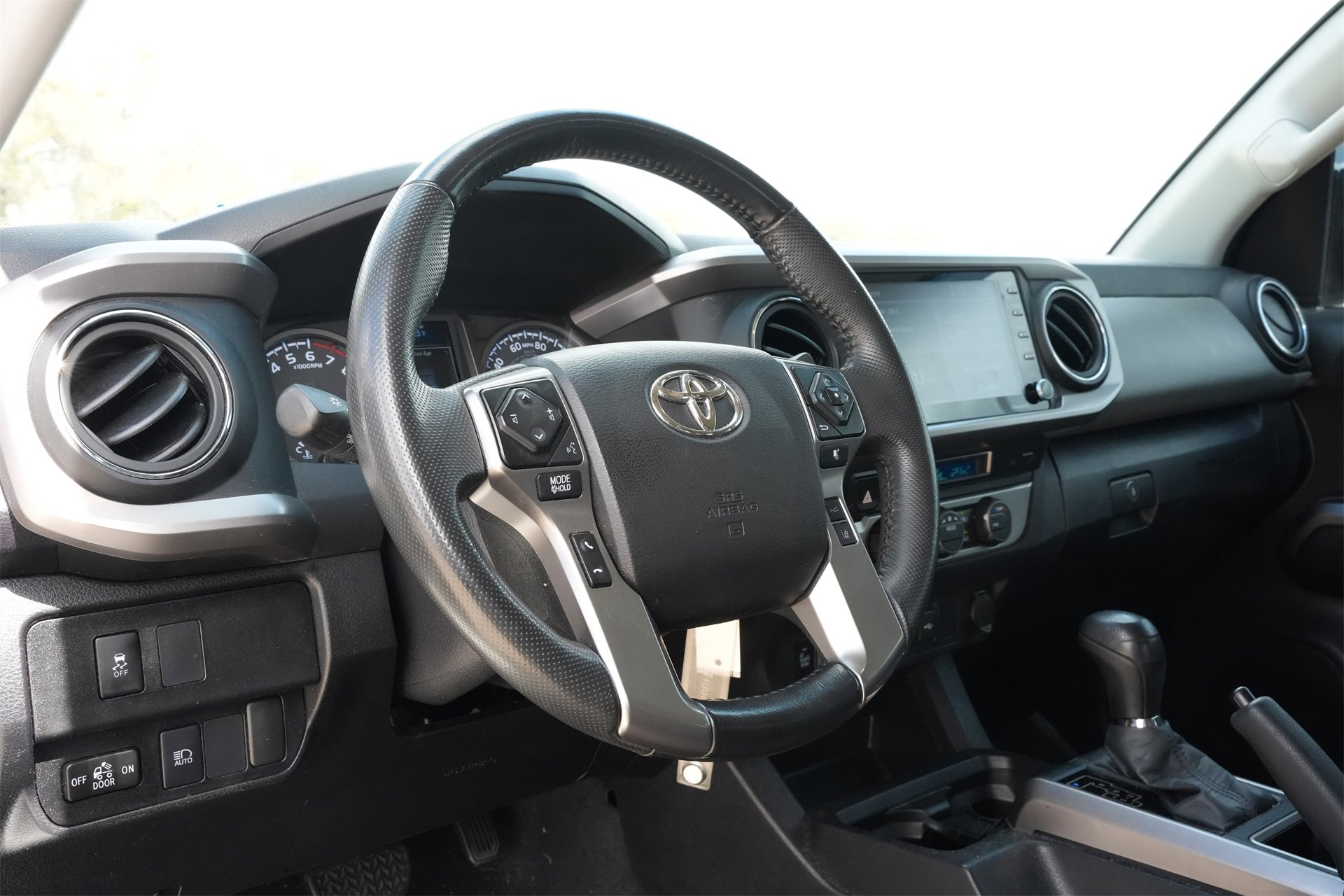 Used 2022 Toyota Tacoma SR5 w/ Technology Package image 17