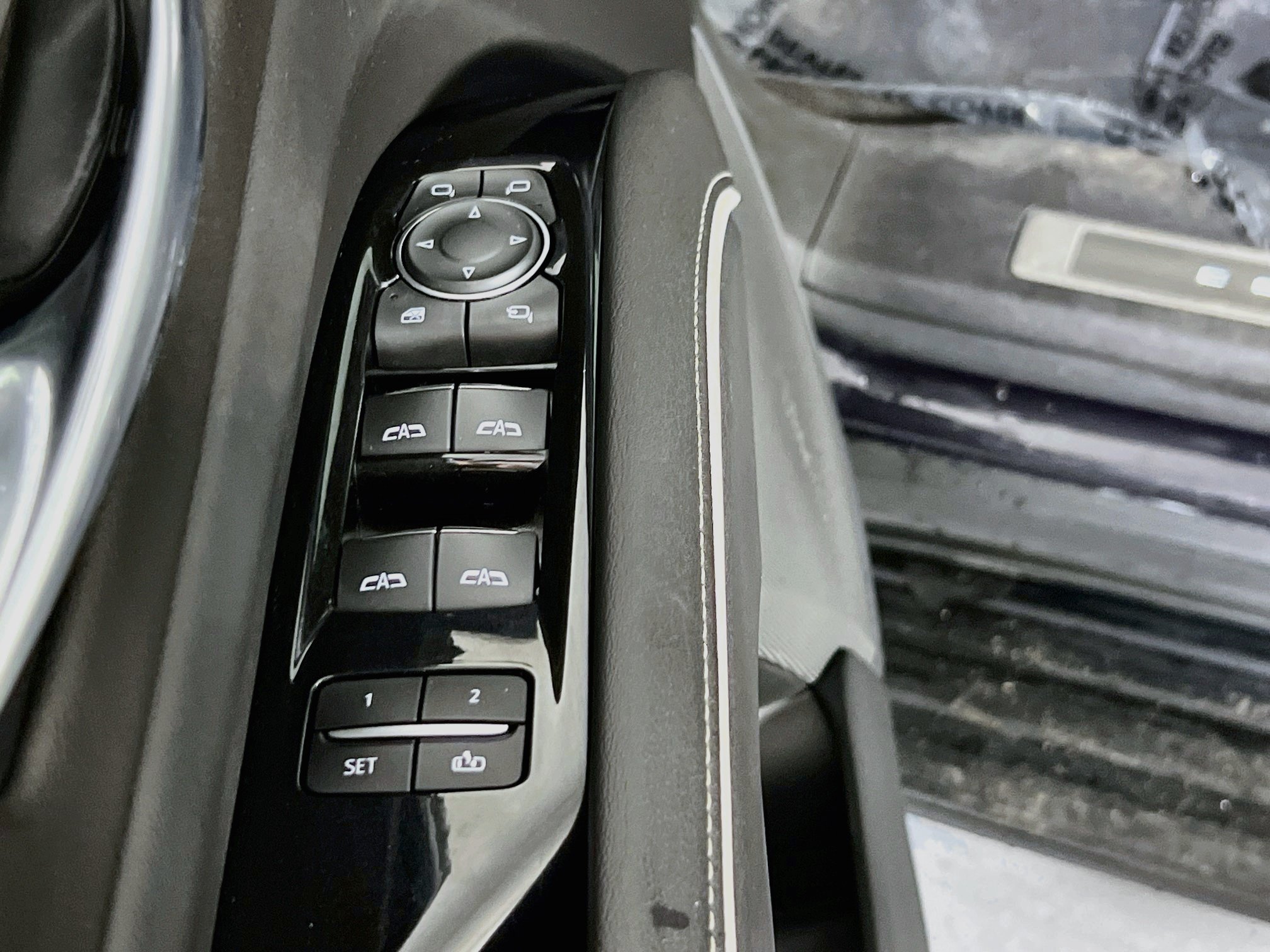 Used 2022 Cadillac Escalade Luxury w/ LPO, Illumination Package AWD/4WD image 18