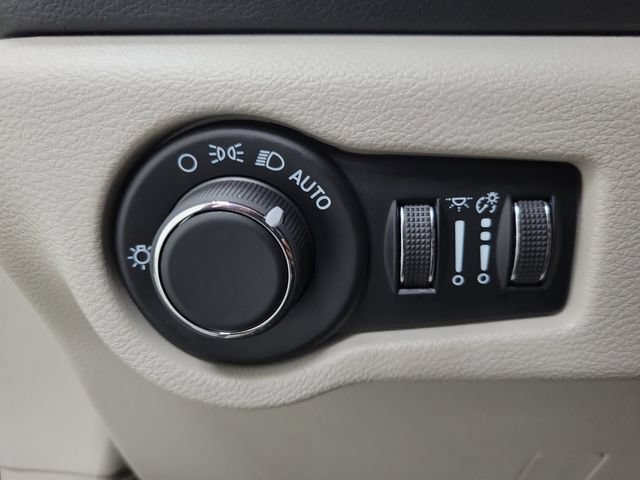 Used 2024 Chrysler Voyager LX FWD image 21