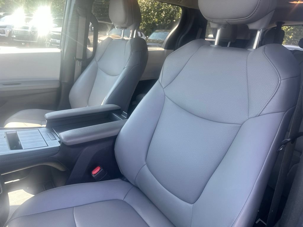 Used 2025 Toyota Sienna XLE FWD image 11