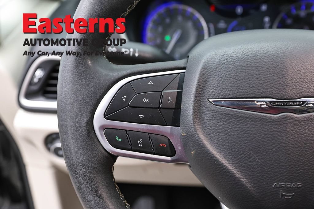 Used 2023 Chrysler Pacifica Touring-L FWD image 14