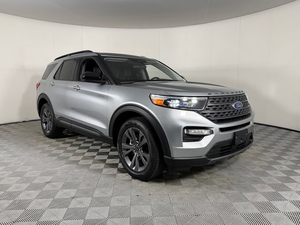Used 2023 Ford Explorer XLT w/ Equipment Group 202A AWD/4WD image 4