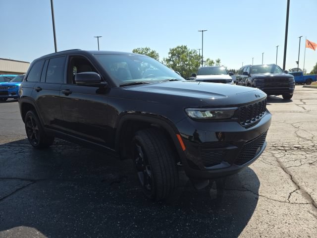 Used 2025 Jeep Grand Cherokee Altitude AWD/4WD image 8
