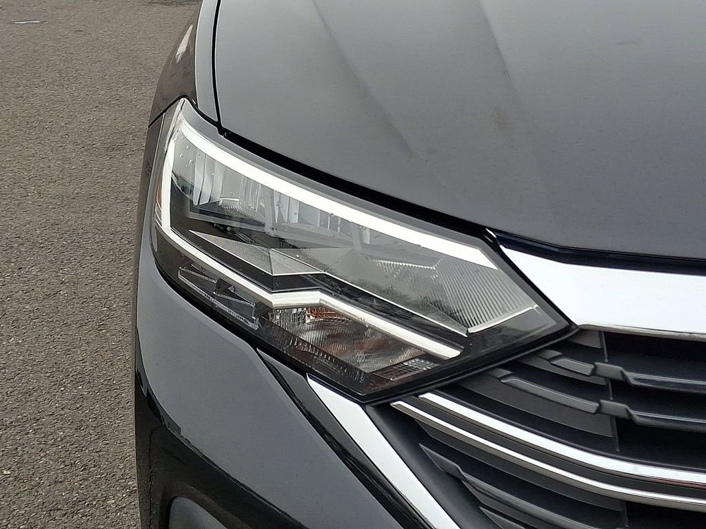 Used 2023 Volkswagen Jetta SE w/ Black Wheel Package image 12