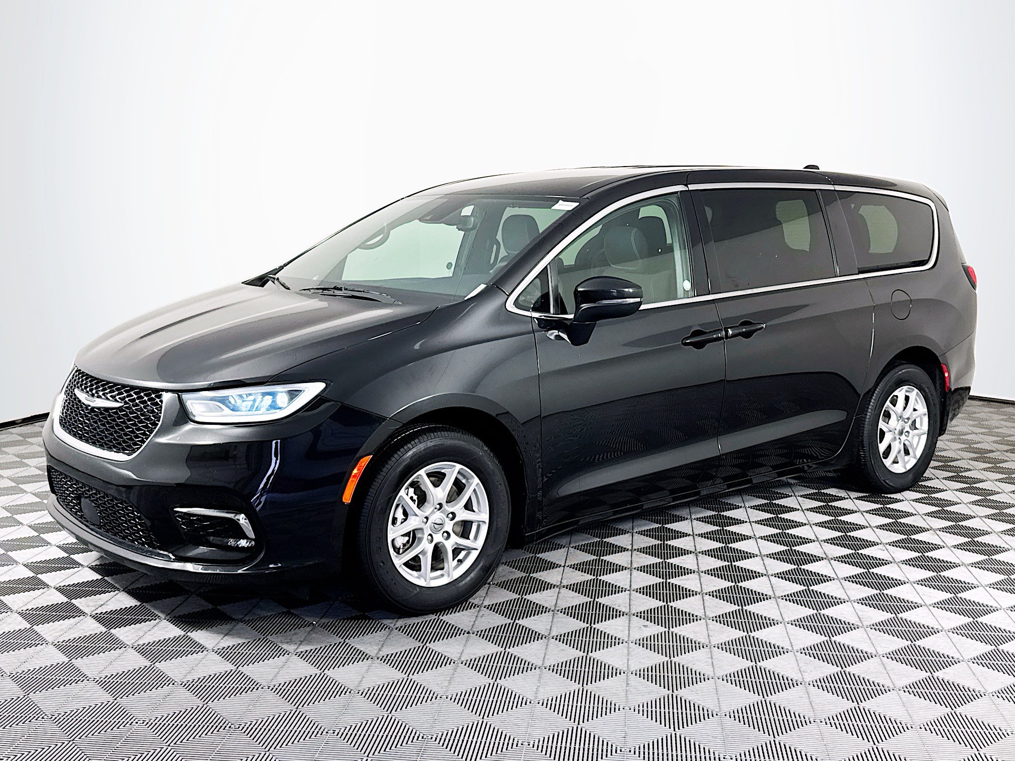 Used 2023 Chrysler Pacifica Touring FWD image 4
