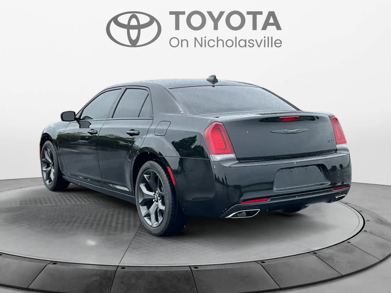 Used 2023 Chrysler 300 Touring w/ Sport Appearance Package RWD image 3
