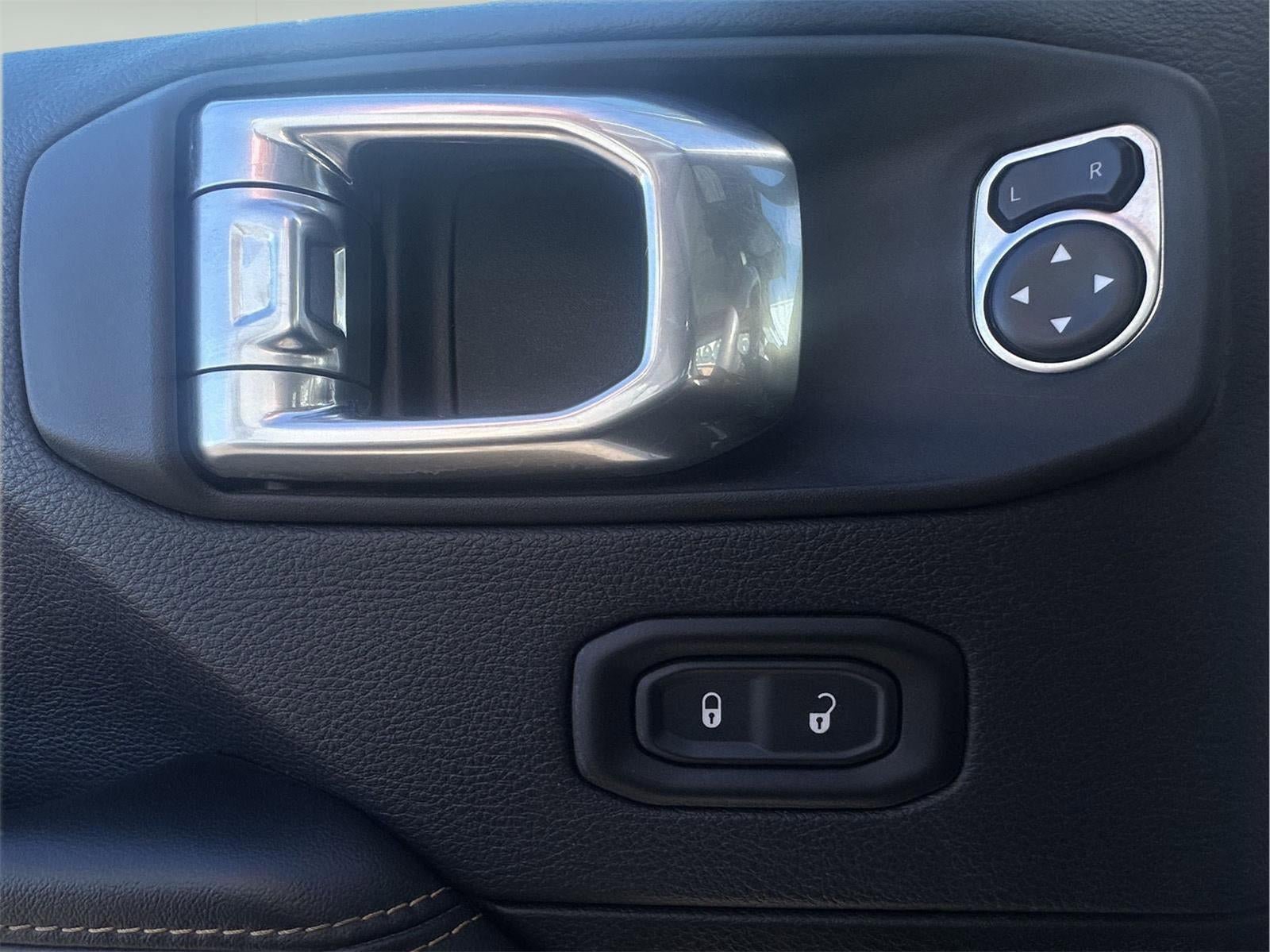 Used 2024 Jeep Wrangler Unlimited Sahara AWD/4WD image 15