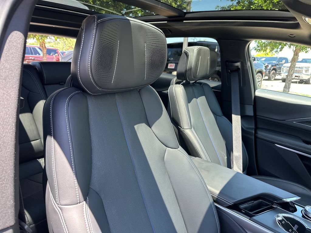 Certified 2025 Cadillac Lyriq Luxury w/ LPO, Floor Liner Package AWD/4WD image 39