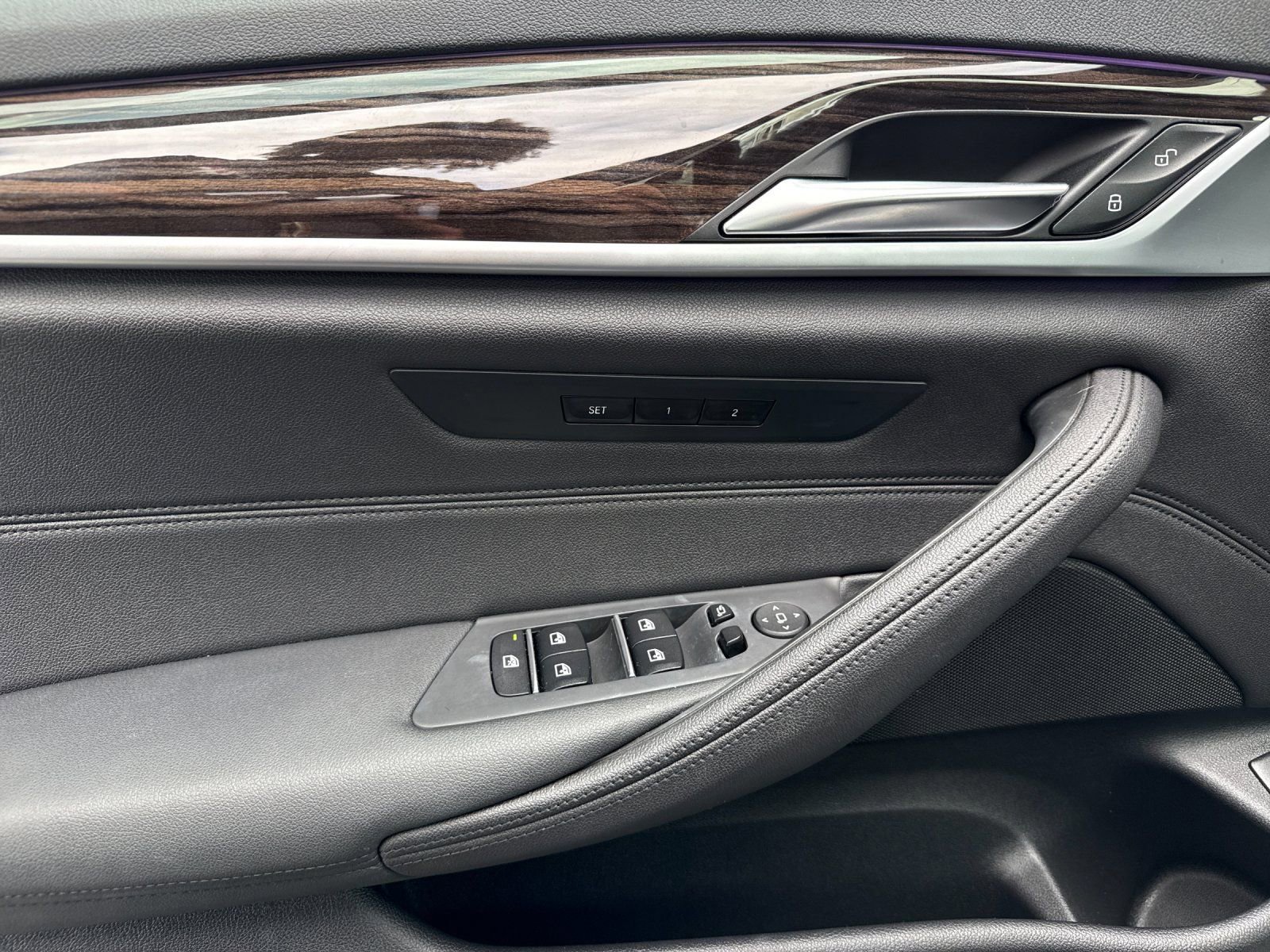 Used 2020 BMW 530e w/ Premium Package image 10