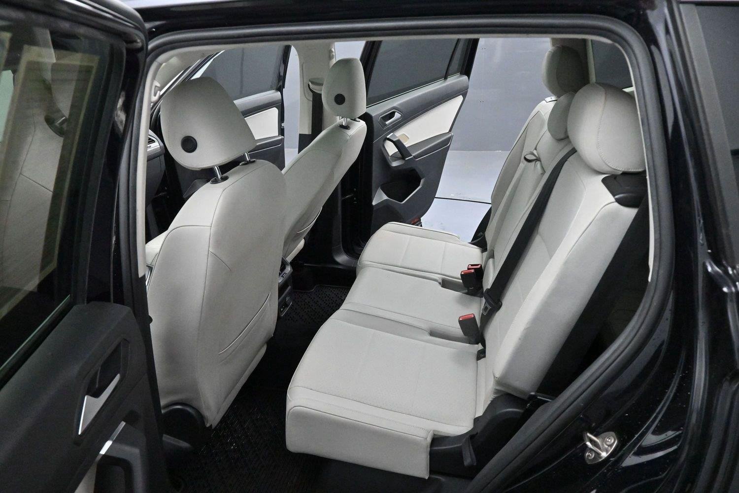 Used 2020 Volkswagen Tiguan SE w/ Panoramic Sunroof Package FWD image 30