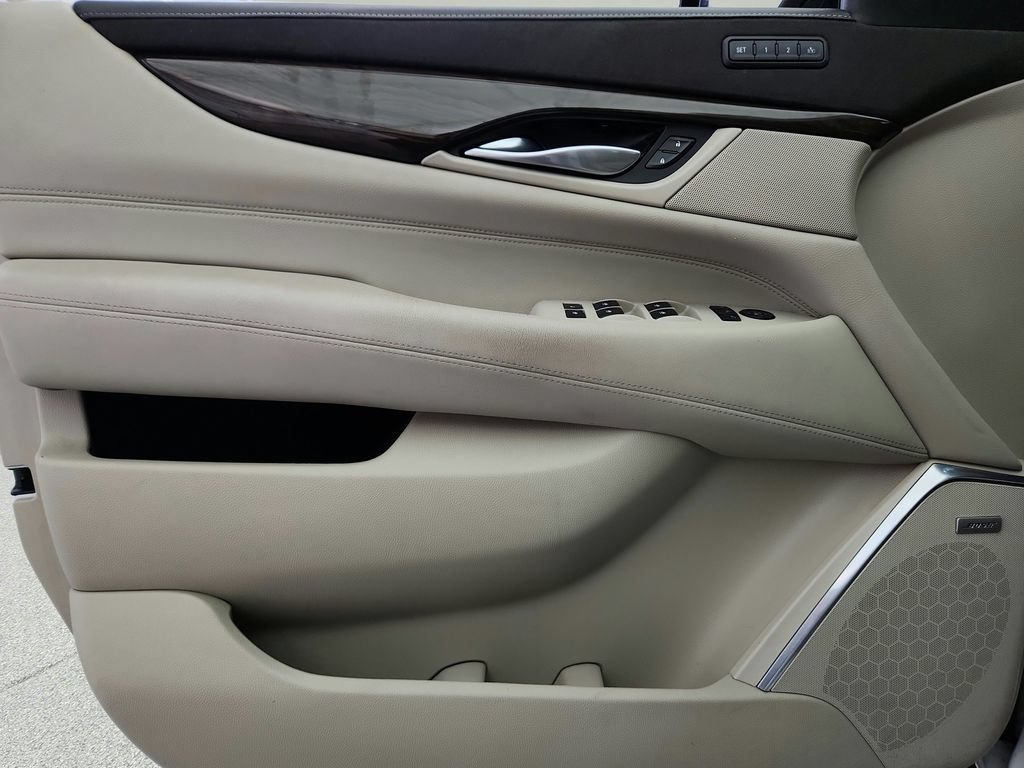 Used 2018 Cadillac Escalade Luxury AWD/4WD image 27