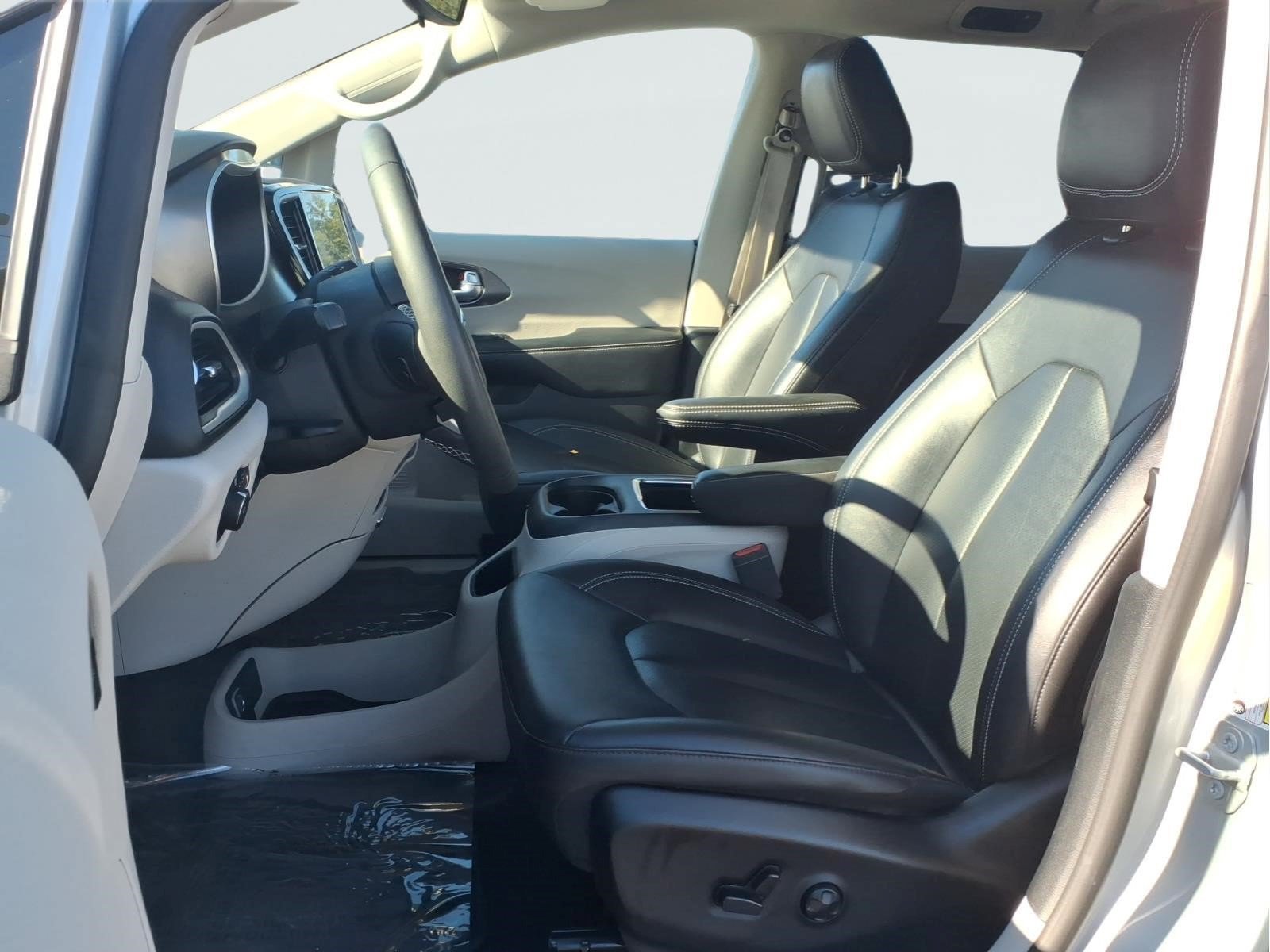 Used 2024 Chrysler Pacifica Touring-L FWD image 24