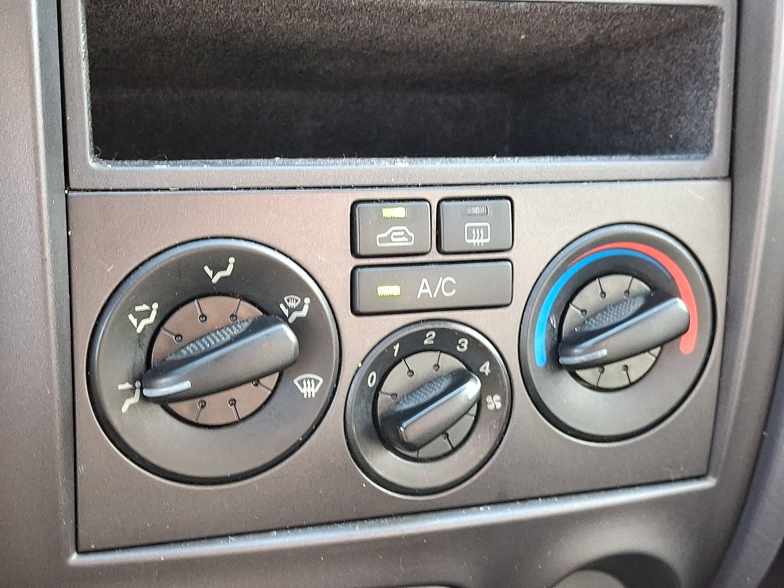 Used 2003 Hyundai Elantra GLS FWD image 16