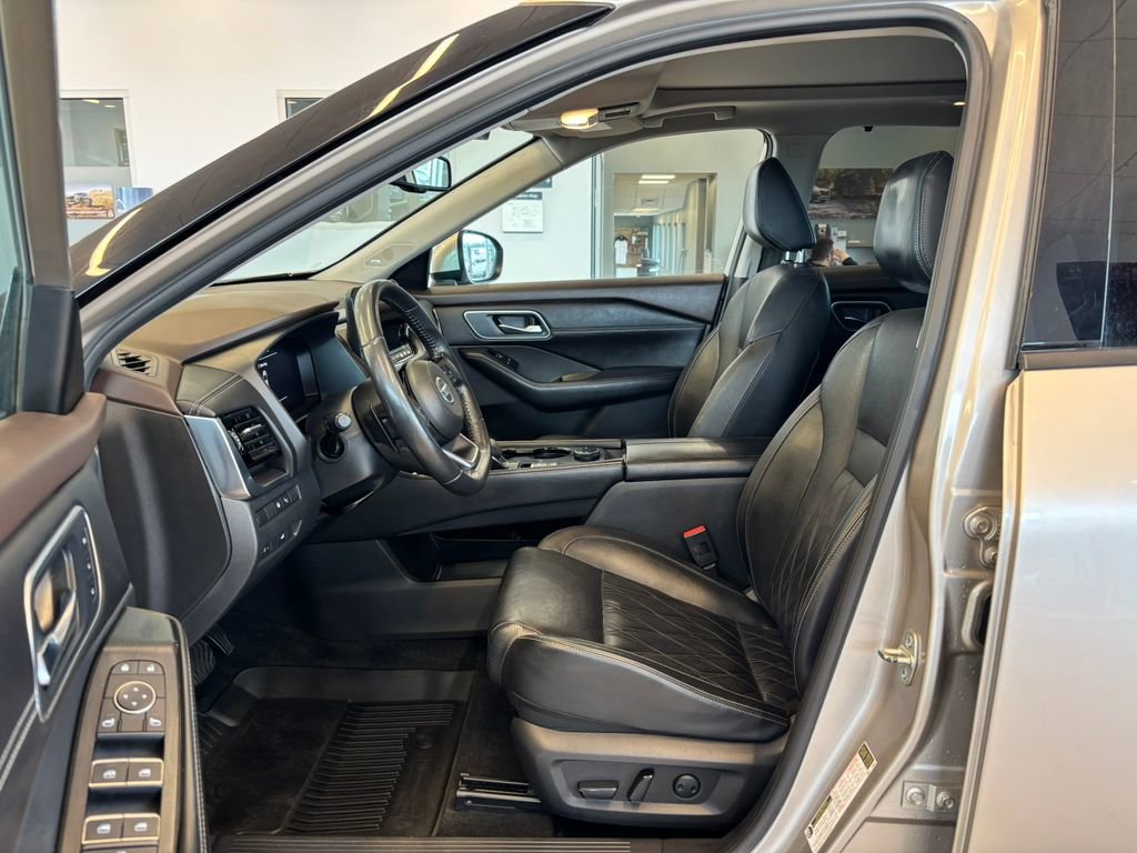 Used 2021 Nissan Rogue Platinum image 14