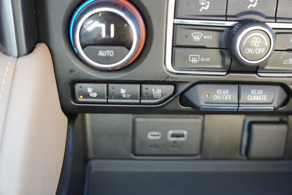 Used 2021 Chevrolet Suburban Premier w/ Premium Package AWD/4WD image 32