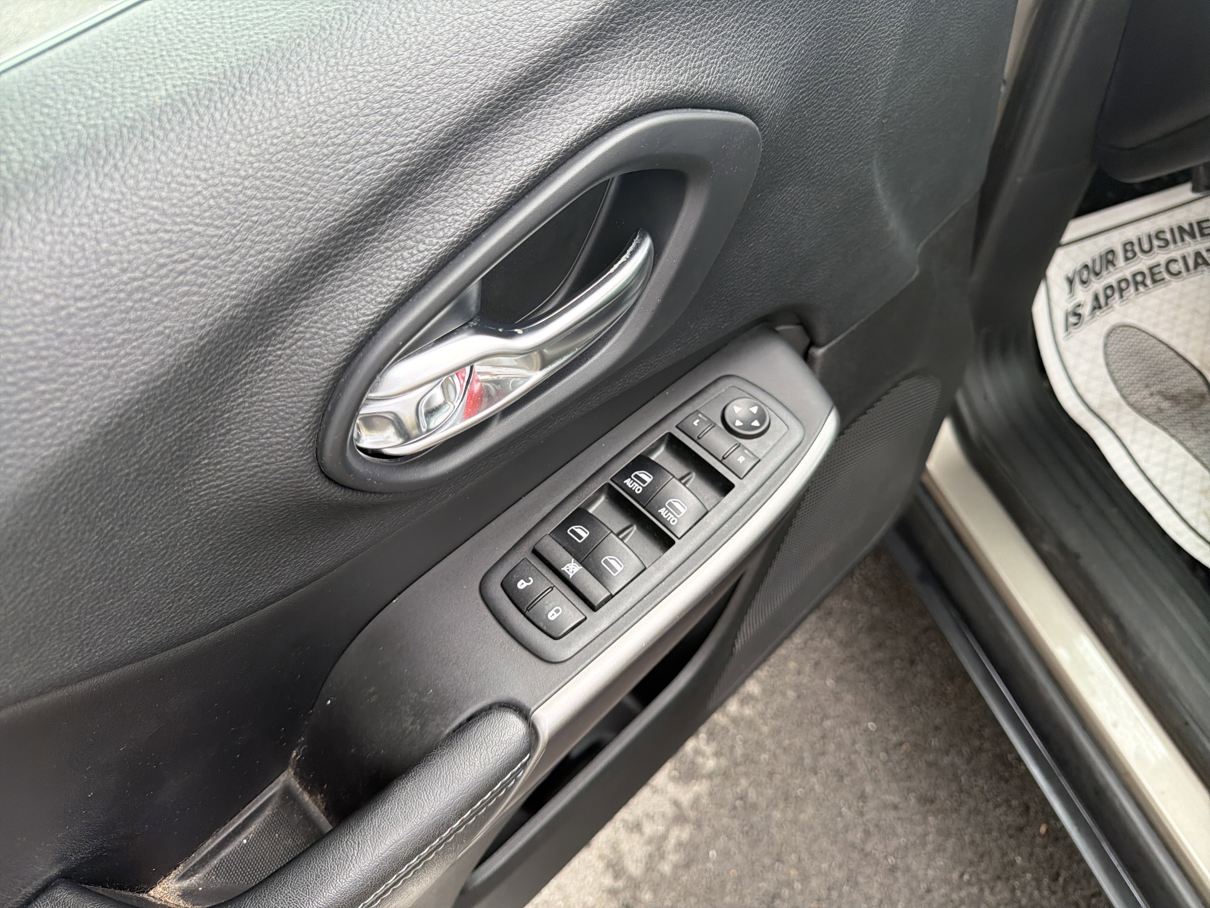 Used 2019 Jeep Cherokee Latitude Plus w/ Comfort/Convenience Group AWD/4WD image 23