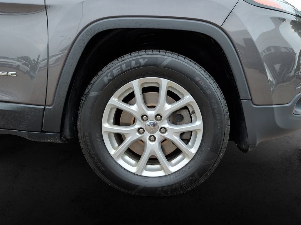 Used 2018 Jeep Cherokee Latitude Plus w/ Cold Weather Group AWD/4WD image 9