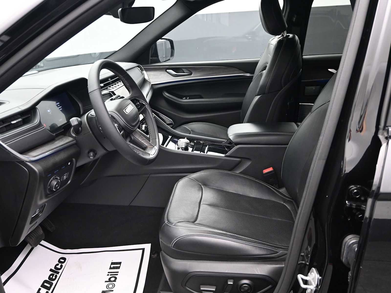 Used 2023 Jeep Grand Cherokee Overland image 11