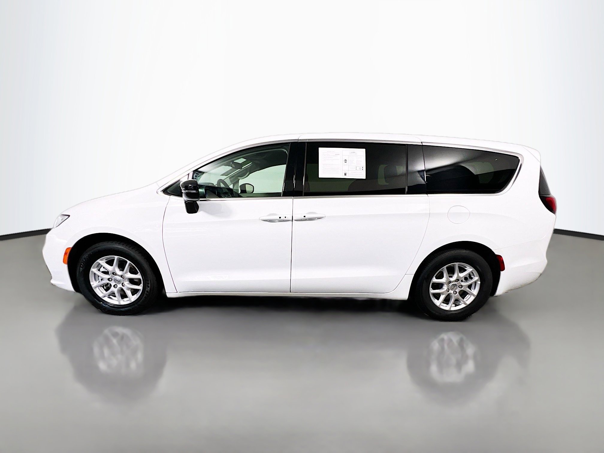 Used 2024 Chrysler Pacifica Touring-L FWD image 9