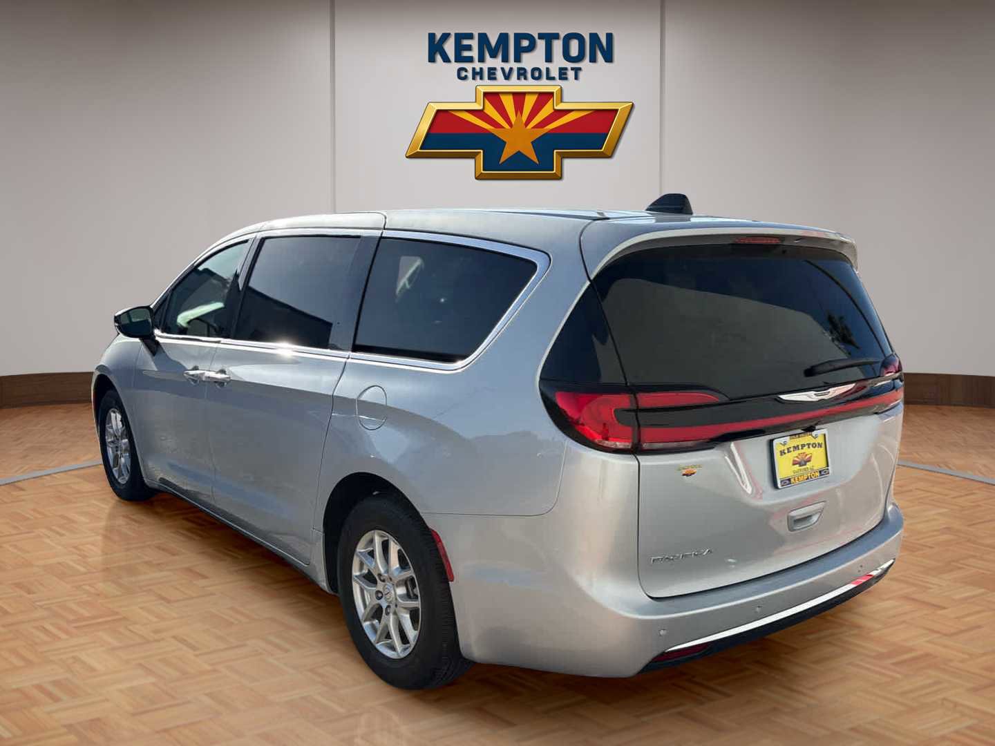 Used 2026 Chrysler Pacifica Select FWD image 4