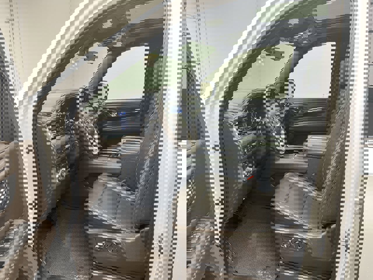 Certified 2021 GMC Yukon Denali w/ Denali Premium Package AWD/4WD image 3