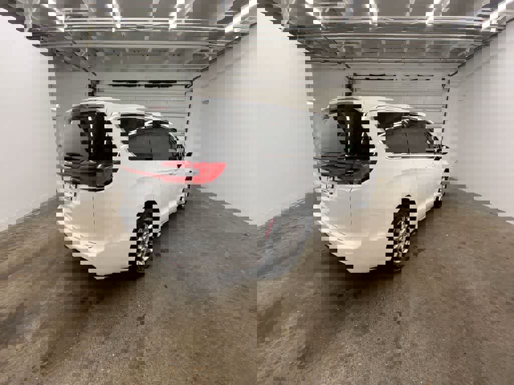 Used 2024 Chrysler Pacifica Touring-L image 6